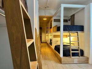 a small room with a bunk bed and a room with a hallway at Hotel & hostal Morada in Puebla