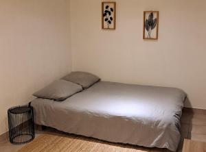 a small bed in a corner of a room at Cocoon Spa in Issenheim +35 photos