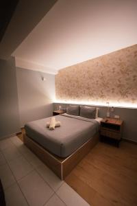 a bedroom with a large bed with at Dreamer Beach Club in San Andrés