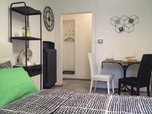 ボローニャにあるDecorialab Apartmentsのベッドルーム1室(ベッド1台、テーブル、椅子付)