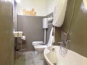 een badkamer met een toilet, een bad en een wastafel bij Decorialab Apartments in Bologna