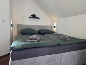 a large bed with two towels on top of it at Ferienwohnung Traismauer TOP 2 in Wagram an der Traisen