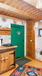 eine grüne Tür in einem Badezimmer mit Toilette in der Unterkunft Casa Grosu in Preluca + 83 Fotos