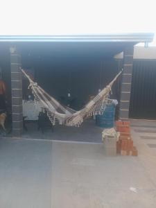 a hammock hanging in a room in a building at Edicula para temporada in Piracicaba