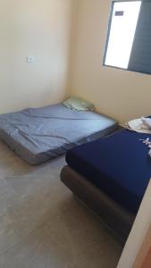 a small bedroom with a bed and a window at Edicula para temporada in Piracicaba +12 photos