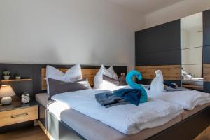 a bedroom with a bed with a blue stuffed swan on it at Top möbliertes Apartment im Zentrum in Zwickau