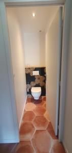 a bathroom with a toilet in the middle of a hallway at la petite roche in Lanildut +6 photos