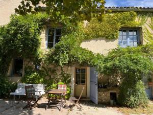 a house with a table and chairs in front of it at belles chambres d'hôte, spacieuses et paisibles, en pays de Forcalquier in Saint-Étienne-les-Orgues