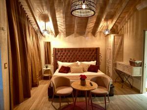 a bedroom with a bed and a table and chairs at Cabañas San Antonio in Ezequiel Montes