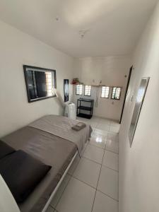 a bedroom with a large bed in a room at Conteiner House in Pipa