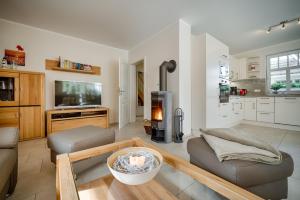 a living room with a couch and a fireplace at Dreimäderlhaus in Prerow