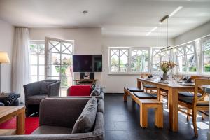 a living room with a table and a dining room at Min Leefste in Prerow