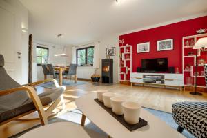 a living room with a red accent wall at Emma in Prerow