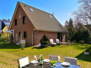a table and chairs in front of a house at Emma in Prerow