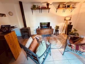 a living room with a couch and a television at Departamento céntrico in Esquel