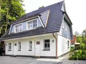 a white house with a gambrel roof at Strandhus in Prerow