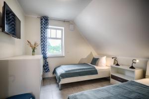 a bedroom with two beds and a window at Strandzeit in Prerow