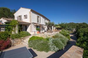 an aerial view of a house with a tennis court at LA BASTIDE DES CULS-ROUSSET in Marseille
