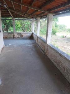 an empty room in a building with a concrete floor at Sitio de Antonio à 18km do parque do povo in Campina Grande +1 photo
