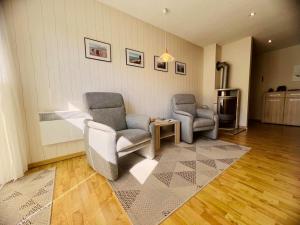two chairs and a table in a living room at Ferienwohnung Westi in Thiessow