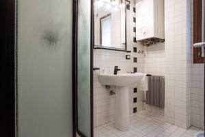 un piccolo bagno con lavandino e doccia di Filodrammatici Loft by Welc(H)ome a Treviso Altre 31 foto