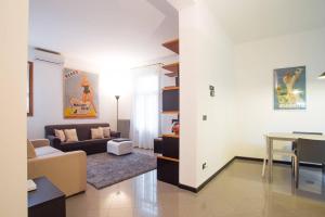 Area soggiorno di Filodrammatici Loft by Welc(H)ome