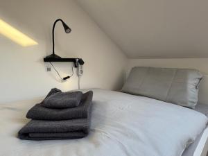 a room with a bed with towels on it at Wohnung in Kirchheim in Kirchheim unter Teck