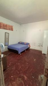 ein Schlafzimmer mit einem Bett in einem schmutzigen Zimmer in der Unterkunft CasaMajorlândia in Aracati + 24 Fotos