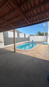 ein Swimmingpool mitten auf einer Terrasse in der Unterkunft CasaMajorlândia in Aracati