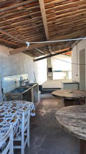 ein Zimmer mit zwei Tischen und einem Bett darin in der Unterkunft CasaMajorlândia in Aracati