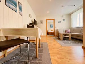 a living room with a table and a couch at Ferienwohnung Boston Terrier in Thiessow