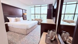 a hotel room with a bed and a living room at اجنحة الطائف للشقق المخدومة - AL Taif Suites in Taif