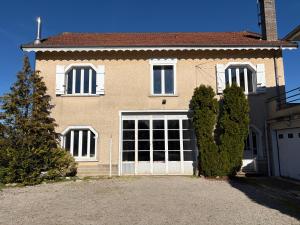 a large house with a large garage door at La Parenthèse in Sagy