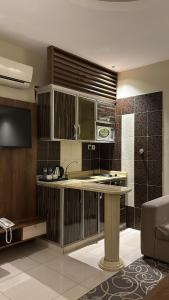 a kitchen with a sink and a counter top at سما الخليج للشقق المخدومة in Hafr Al-Batin