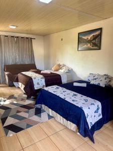 a hotel room with two beds and a checkered floor at Suíte Conforto in Santarém