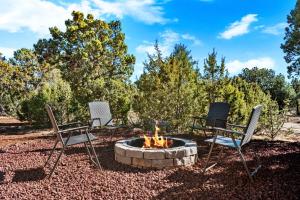 a group of three chairs around a fire pit at Cozy Cub Cabin, Wilderness Retreat Williams AZ near Grand Canyon, Fire pit in Williams