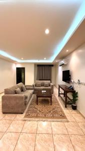 a living room with a couch and a table at شقق بوابة العالية للشقق الفندقية in Medina +19 photos