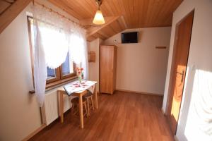 a small room with a table and a window at Pokoje Gościnne Brynkus in Białka Tatrzańska