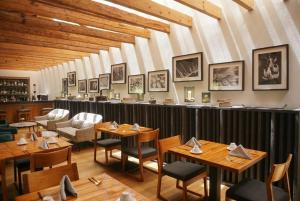 a restaurant with tables and chairs and a bar at La Casa Rodavento in Valle de Bravo