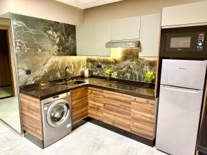 a kitchen with a sink and a washing machine at Studio luxueux avec vue panoramique sur le centre ville in Fez
