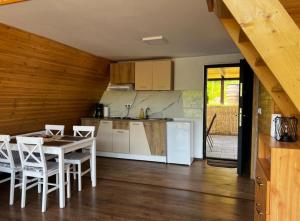 a kitchen and dining room with a table and chairs at La TRIUNGHIURI in Târgu Ocna
