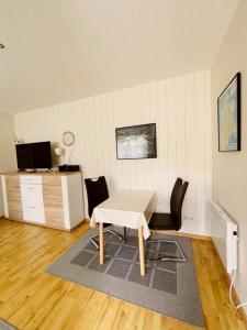 a living room with a table and two chairs at Ferienwohnung Shar Pei in Thiessow