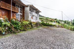 a gravel driveway in front of a house at Altura Cabin Dieng in Diyeng +13 photos