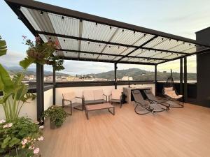 a patio with a table and chairs on a balcony at New studio, exceptional location with parking in Santa Rosa de Cabal