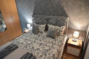 a bedroom with a large bed with pillows at Stan na dan Pancevo 3 in Pančevo
