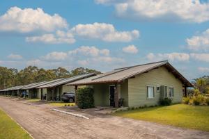 a row of houses on a dirt road at Hotel Acqua Lokos in Arroio Teixeira