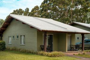 a green house with a metal roof at Hotel Acqua Lokos in Arroio Teixeira