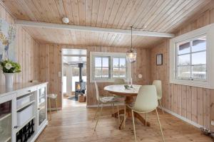 a dining room with a table and chairs at LL269-Tranekaer-Rollikevej-20-a in Stoense