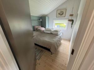 a small bedroom with a bed and a window at AE321-Aeroskobing-Borgnaesvej-7 in Ærøskøbing