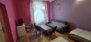 a room with a couch and a table with chairs at Apartament w Centrum Ząbkowic Śląskich z Dwoma Sypialniami in Ząbkowice Śląskie